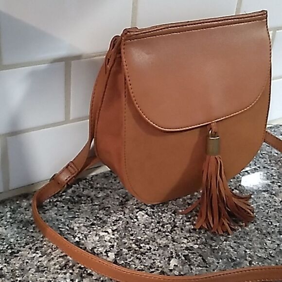 SIGNATURE Brown Tassel Crossbody Bag. NWOT - Picture 3 of 13